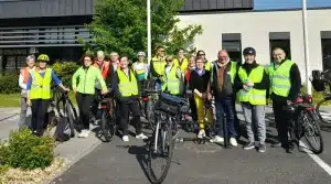 élus et habitants du Boupère devant le siège de la Communauté de communes avec leurs vélos électriques
